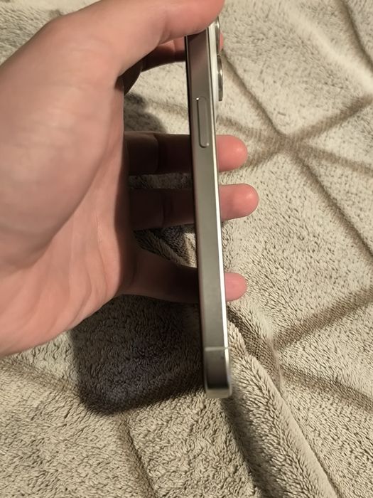 Продавам Iphone 15 pro white