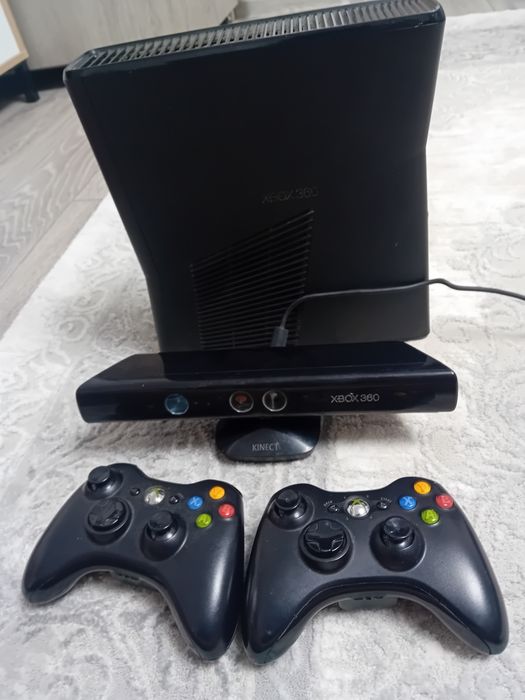 Xbox 360 ,merge bine ,are urme de uzură