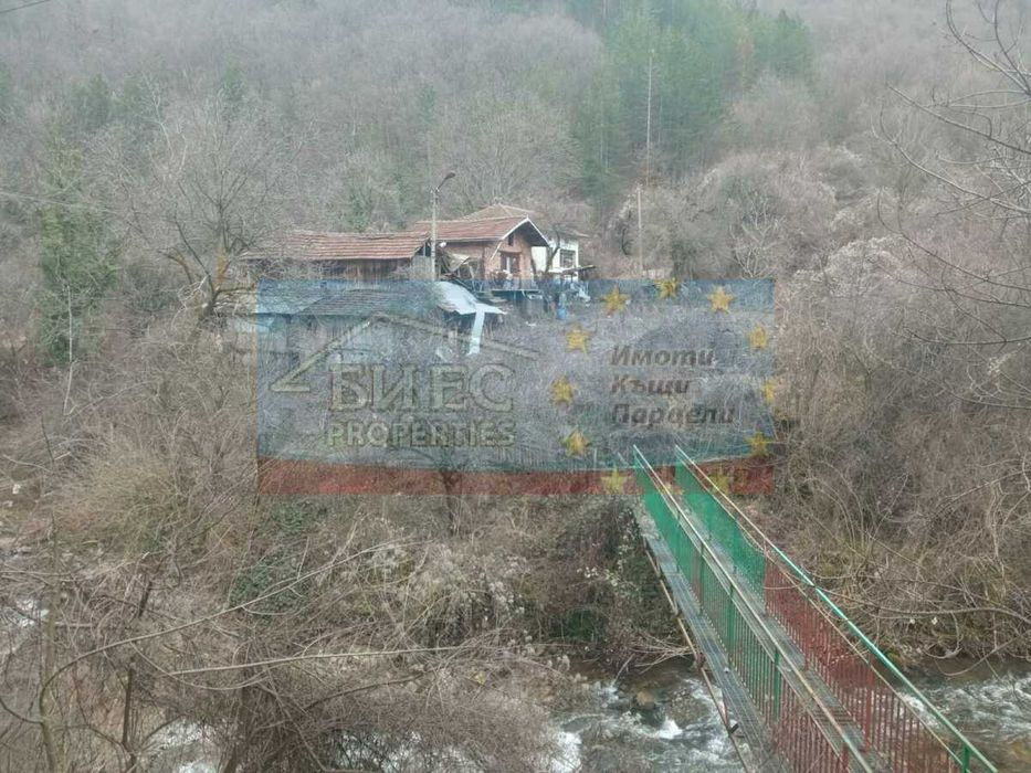2 къщи с двор 457 м2 в с. Лопян