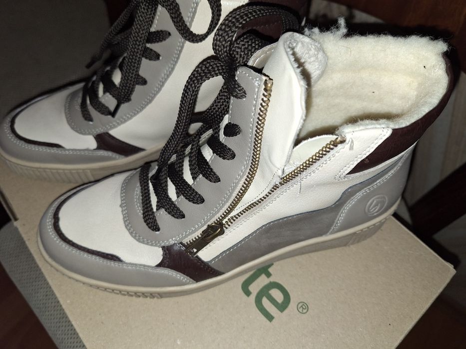 Дамски спортни боти