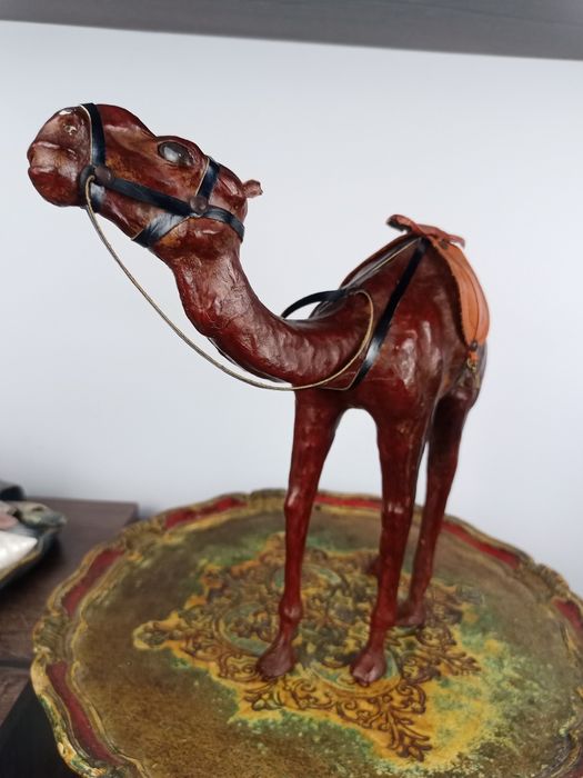 Ръчно изработени фигури от естествена кожа – Камила и Кон