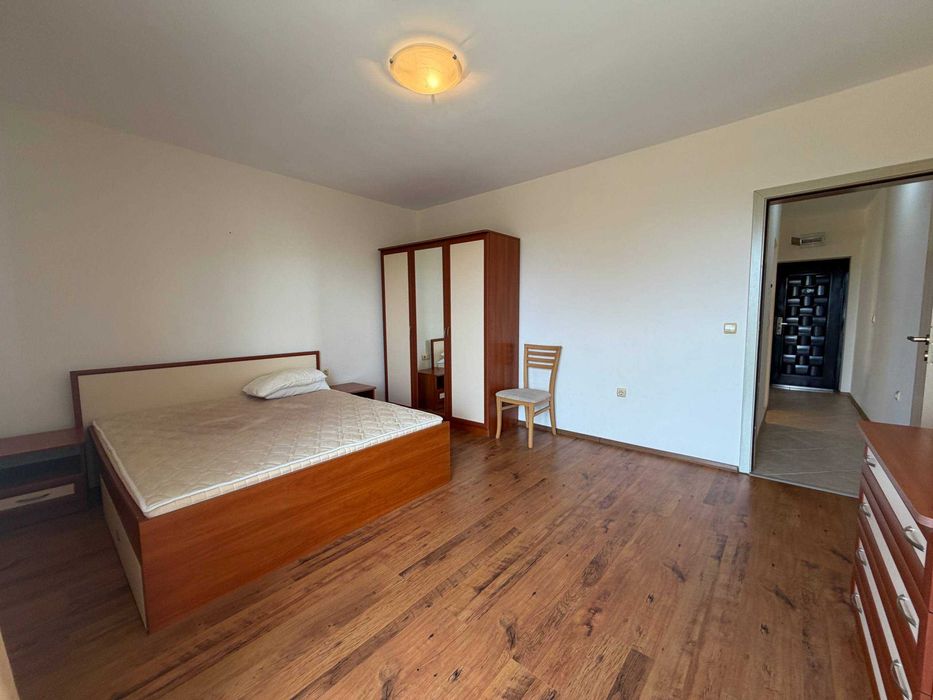 Обзаведен тристаен апартамент, Първа линия