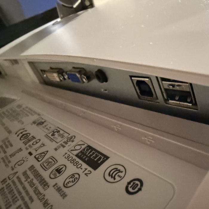 Продавам монитор Fujitsu