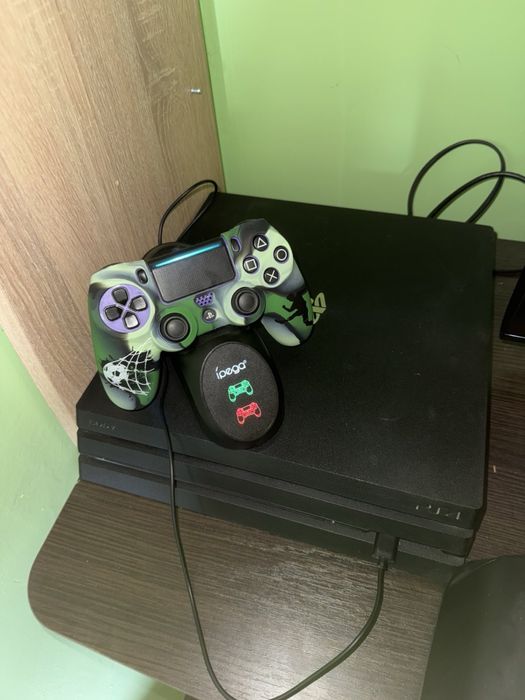 Продавам този PS4pro в много добро състояниe!