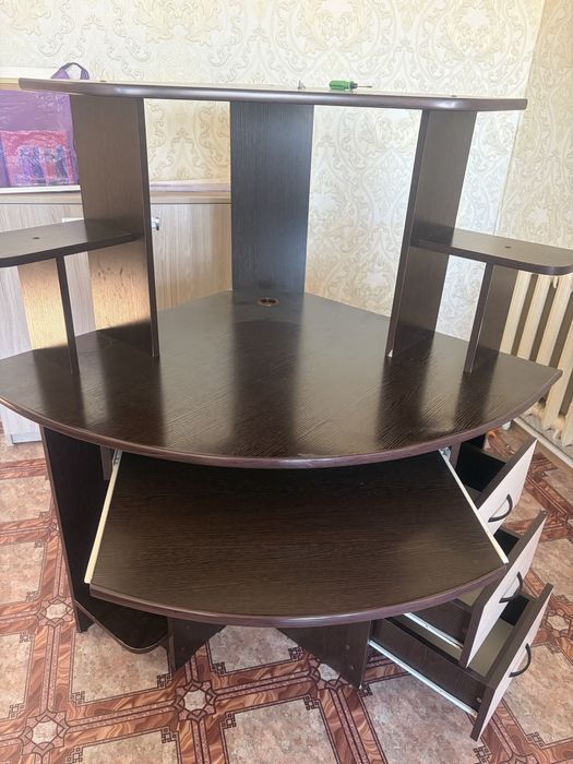 Продам стол компьютерный