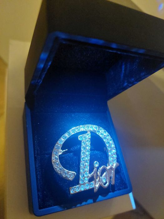 Brosa de lux Dior in cutie de bijuterii cu led
