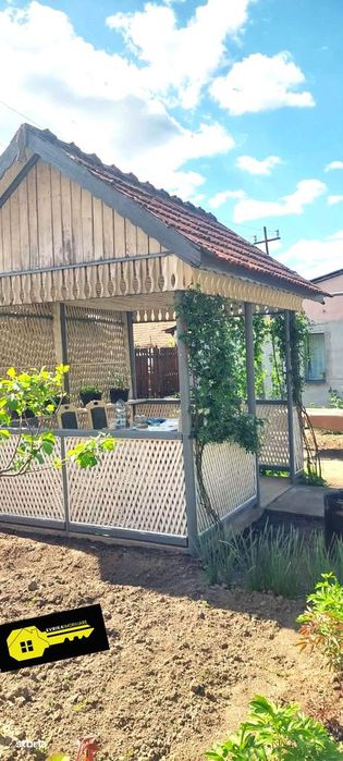 Casa solida, evreiasca , Sacuieni, gradina mare