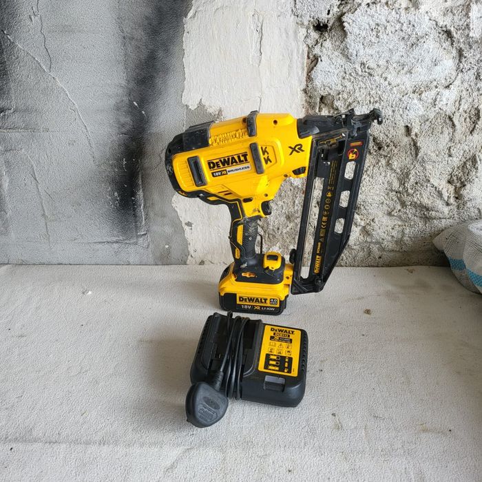 Pistol puscat cuie Dewalt DCN 660