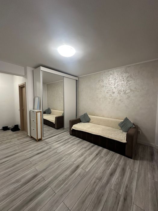 Vand garsoniera mobilata cu loc de parcare!