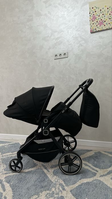 Коляска New Lux практичная