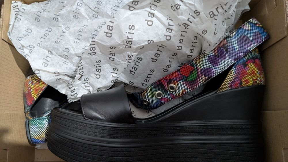 Нови сандали на платформа Daris