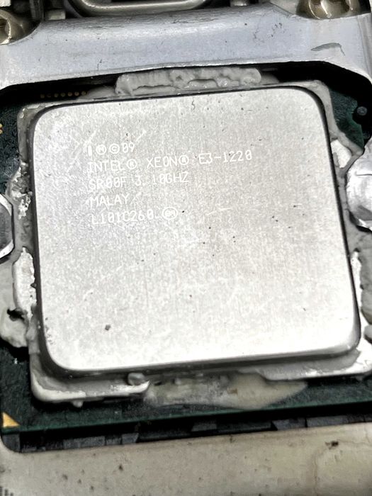 HP ProLiant MicroServer Gen8 (Xeon e3 1220 v3 3.10 ghz, 16GB RAM)