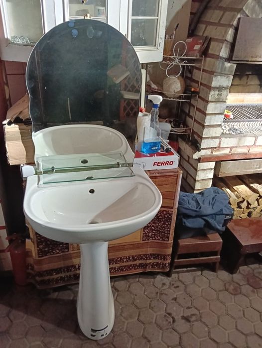 Vând chiuveta cu picior și oglinda