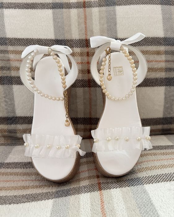 Бели сандали с панделки