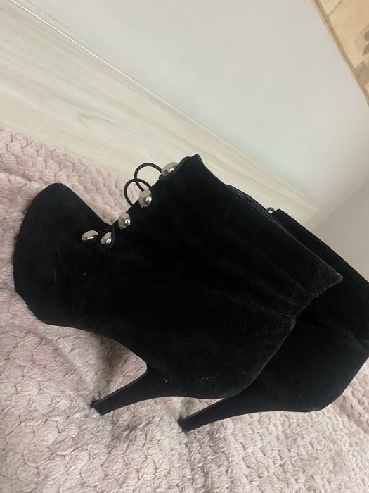 Дамски затворени обувки с ток