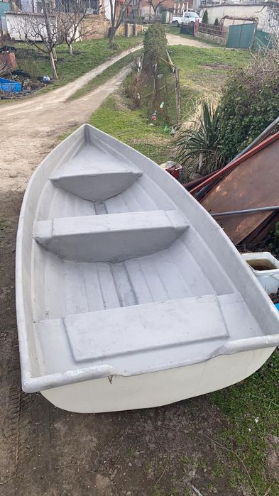 Продавам гребна лодка