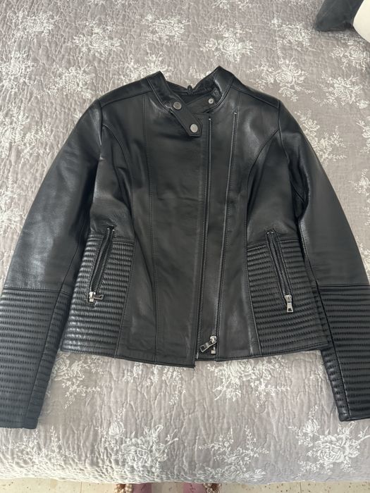 Geaca de piele neagra