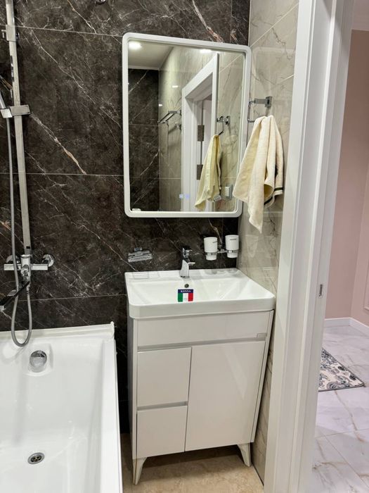 Продается кварт 1/1/9, Юнусабад 4 кв, Автосалон, Стройцентр