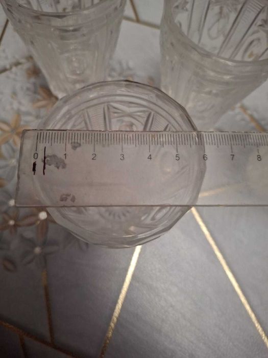 Хрустальные рюмки двух видов