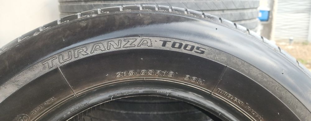 Vând cauciucuri de vară 215/65/R16