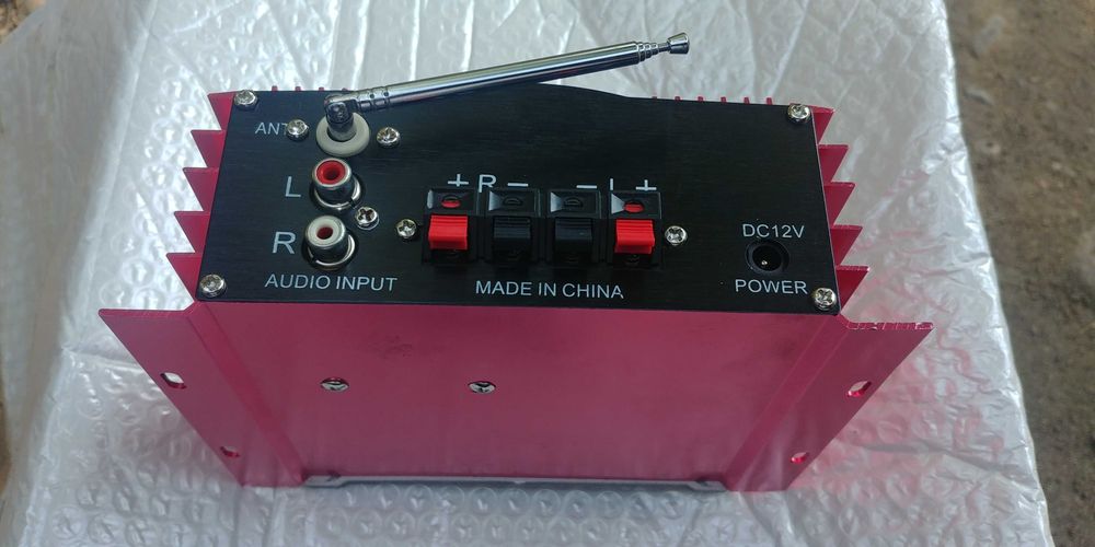 Автомобильный стереоусилитель в корпусе