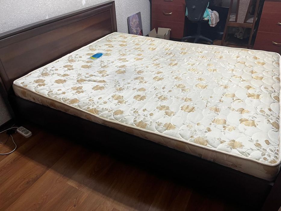 Продам двуспальную кровать