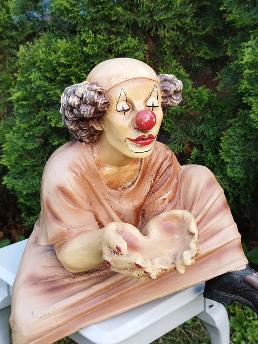 Jun Asilo,Колекционерска фигура на просещ клоун