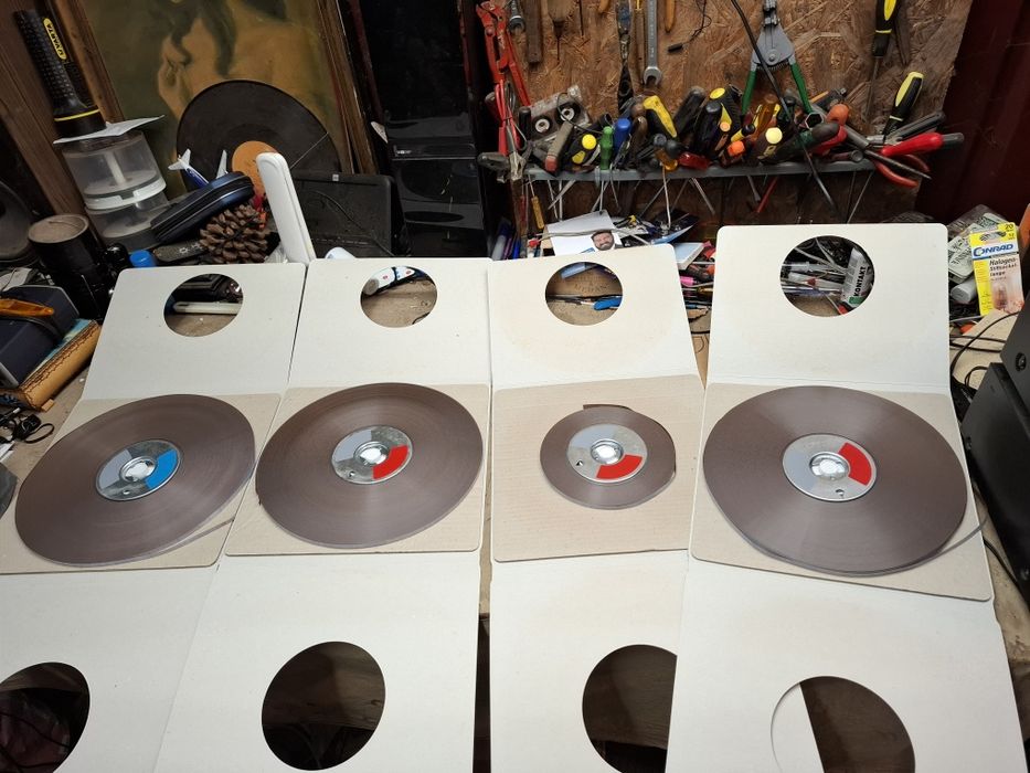 Продавт се метални ролки и ленти за ролков магнетофон на AGFA.