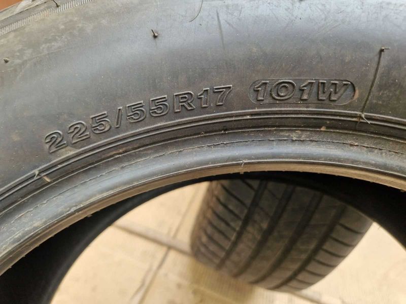 2 anvelope de vara Bridgestone R17 225/55 DOT0523