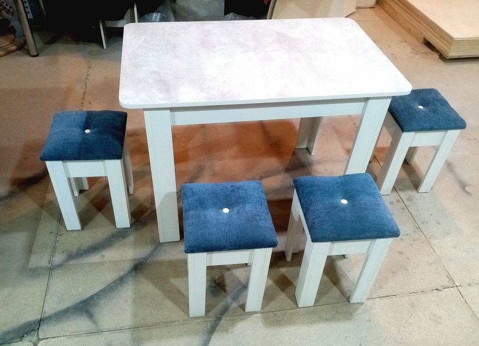 Продам новый стол 4 табуретки!