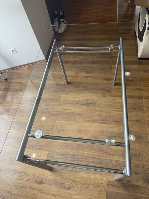 Masă elegantă din sticlă securizată