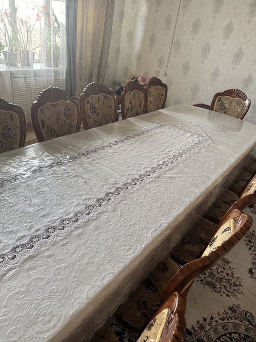 Стол и стулья для гостевой