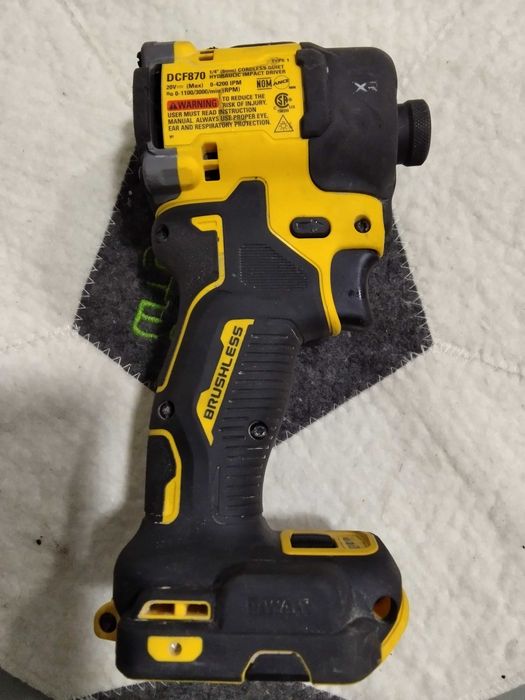 Шуруповёрт ударный масляный DCF870 Dewalt