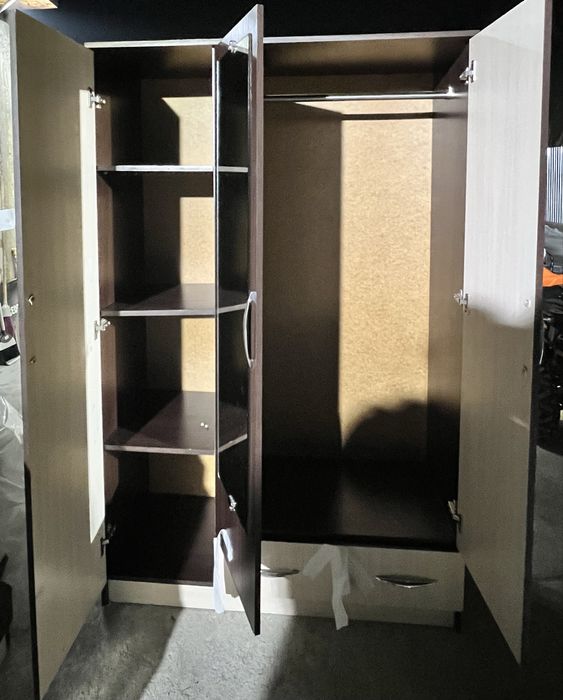 Продам 2  шкафа и камод