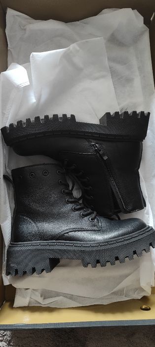 Продам кроссовки женские