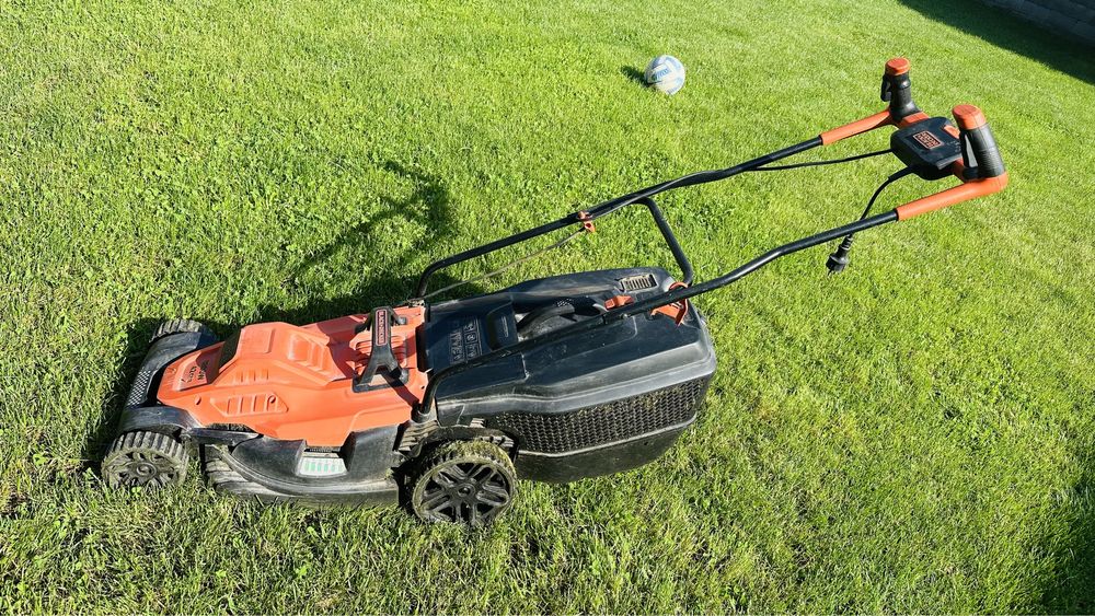 Газона косилка в рабочем состаяние