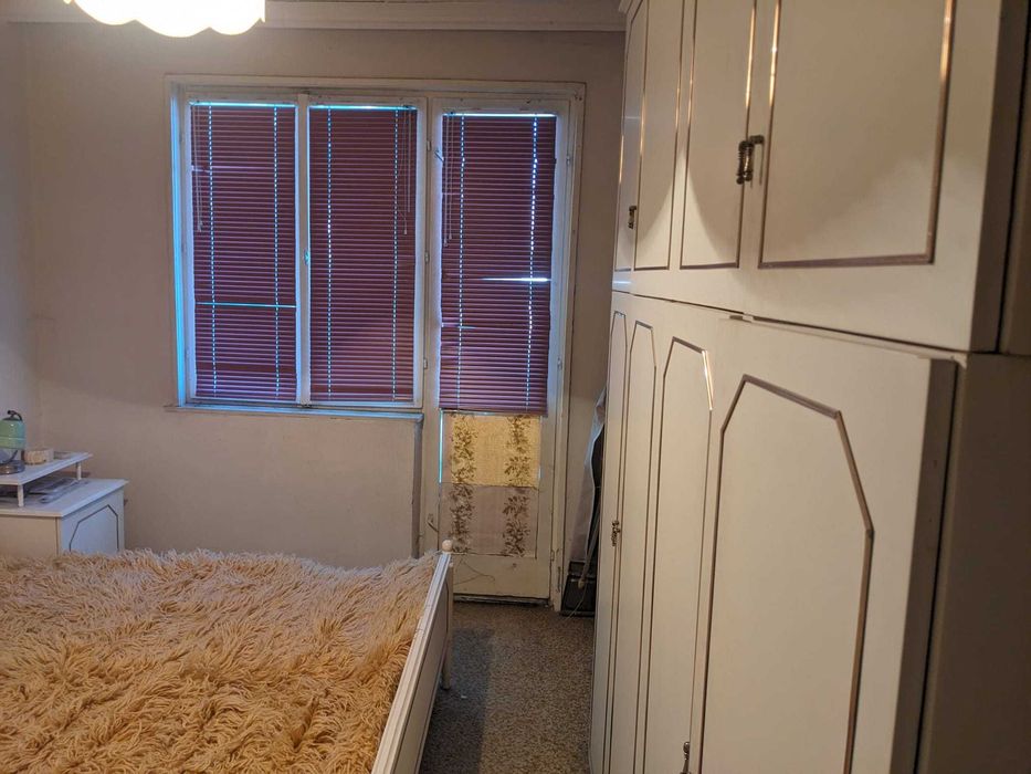 Спалня,две нощни шкафчета, тоалетка четирикрилен гардероб с надстройка