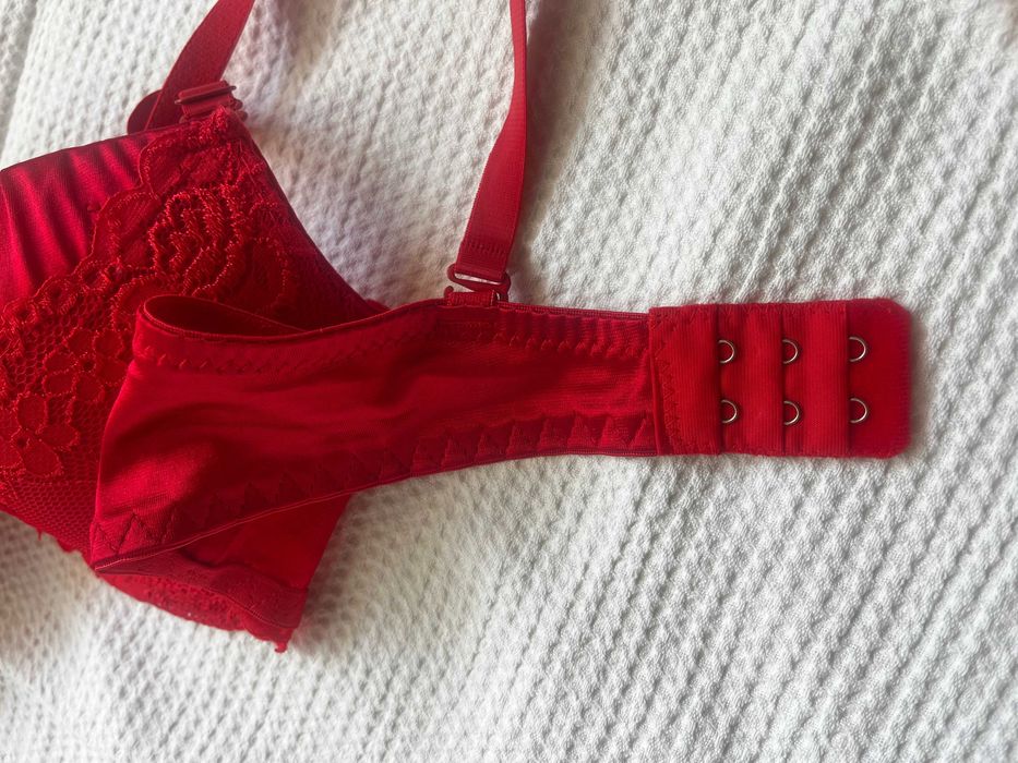 Sutien push up rosu si detalii elegante din dantela