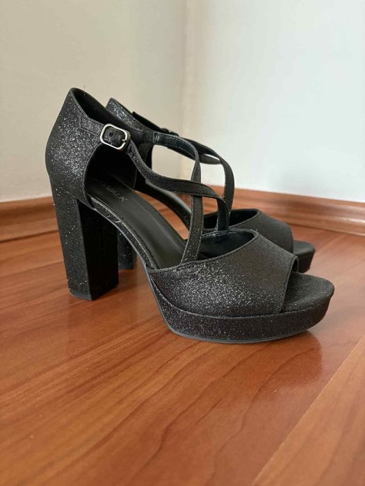 Черни сандали на ток