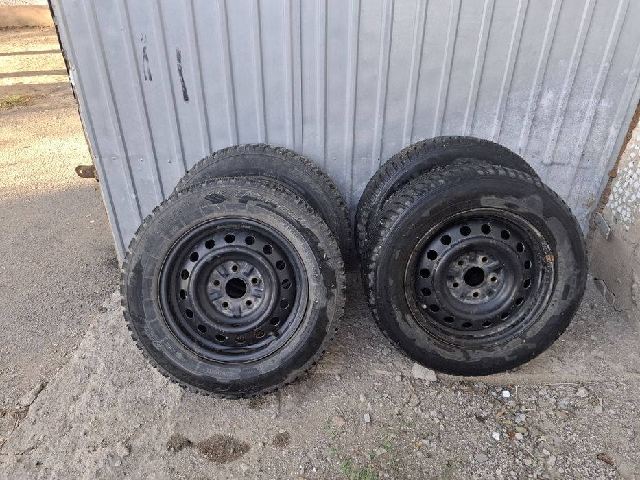 Шина с диском зима на тойота