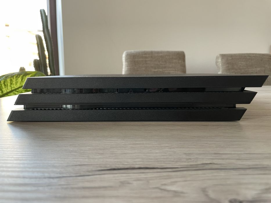 PlayStation 4 Pro конзола 1TB с 2 контролера