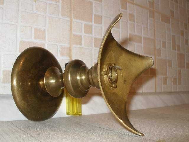 . Бронзов Свещник .