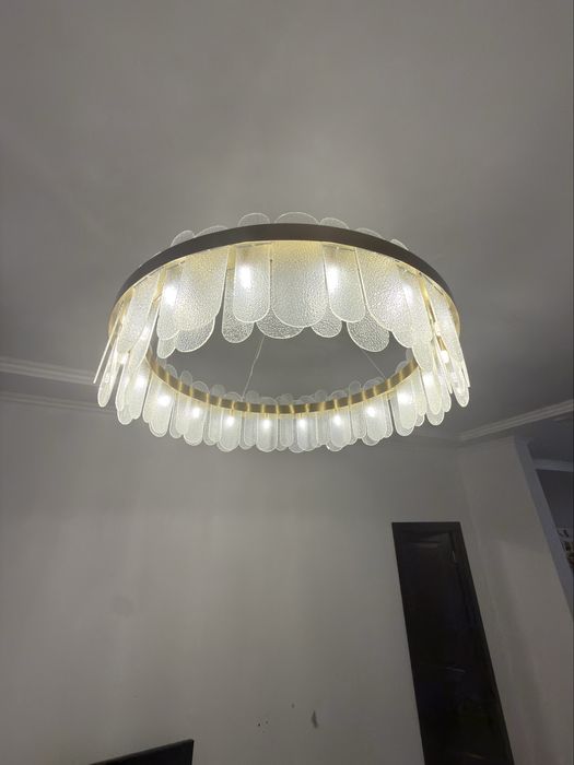 Шикарная Люстра диаметром 1 м
