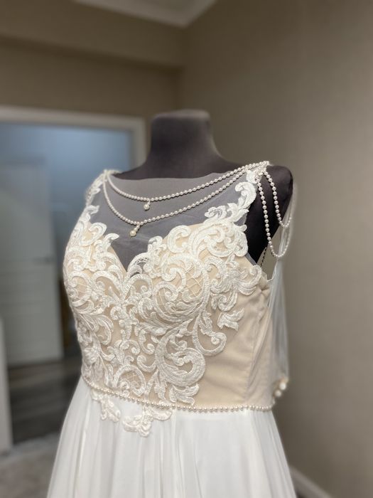 Белое платье с открытой спиной