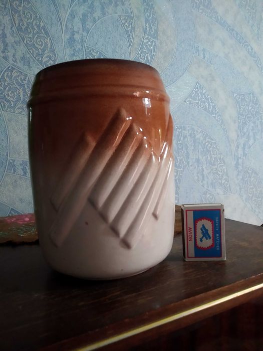 Вазы цветочные хрустальные,фарфоровые и графины продаются.