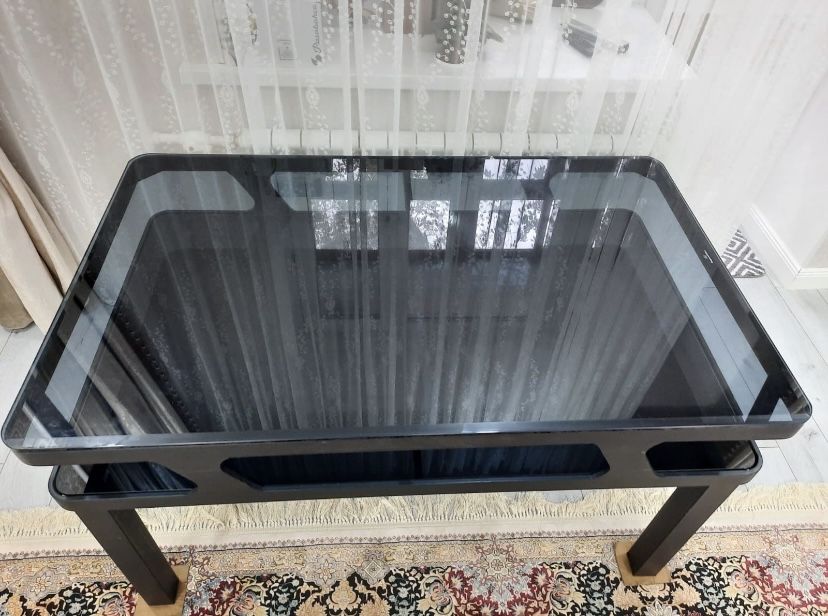 Стеклянный стол