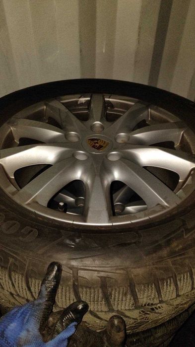 Комплект оригинални джанти за Порше Кайен със зимни гуми R18 Goodyear