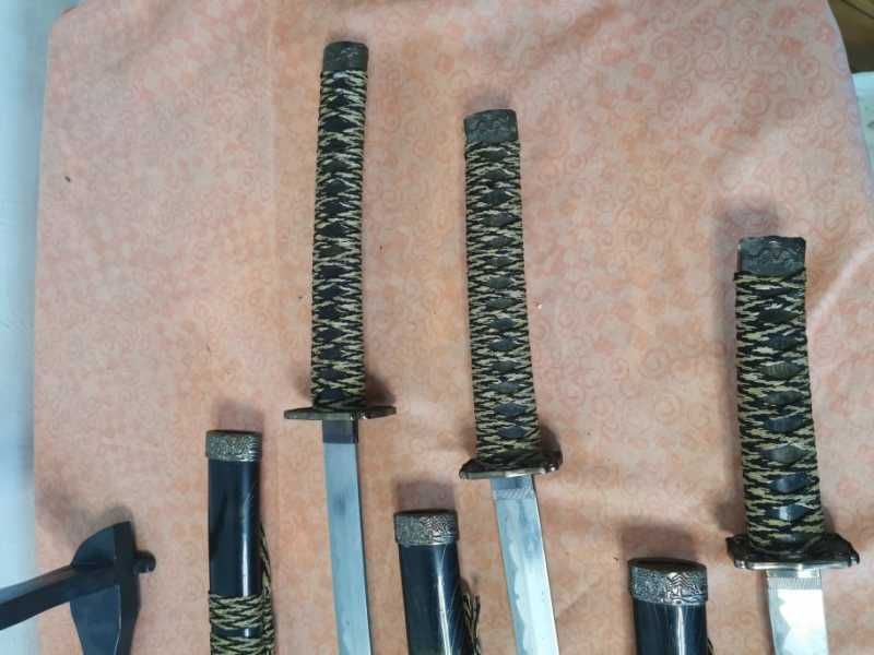 Panoplie set de 3 katane cu suport