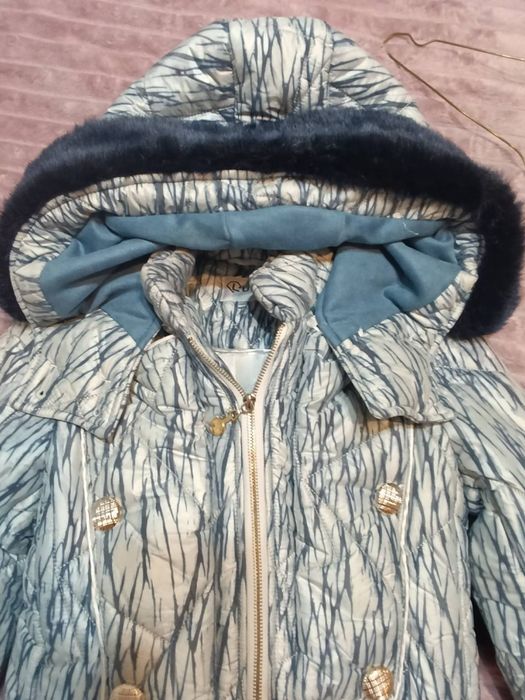 Капитонирано Яке Луси
Това е дълго, зимно яке с качулка, което стига п