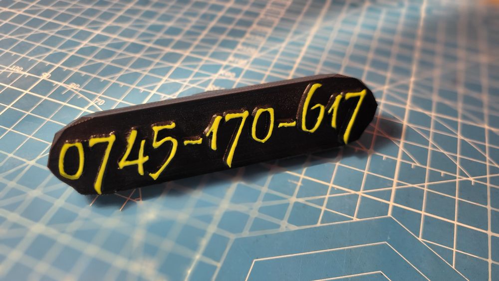 Plăcuță număr telefon bord mașină